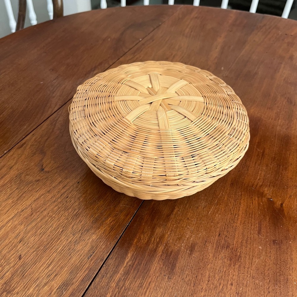 Vintage Round Wicker Basket with Lid Starburst Woven Trinket Storage Box